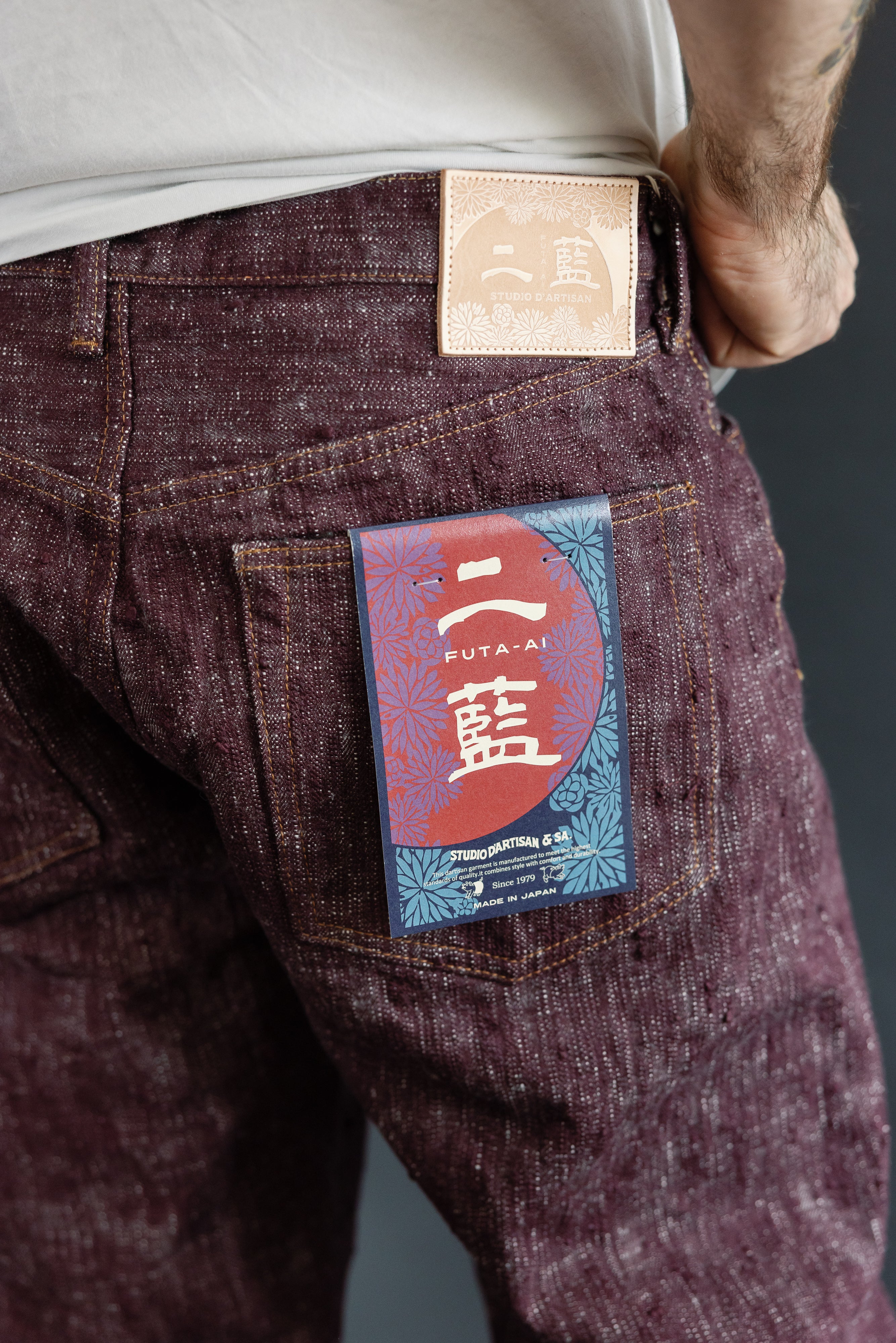 Close-up back view of male model (5'9