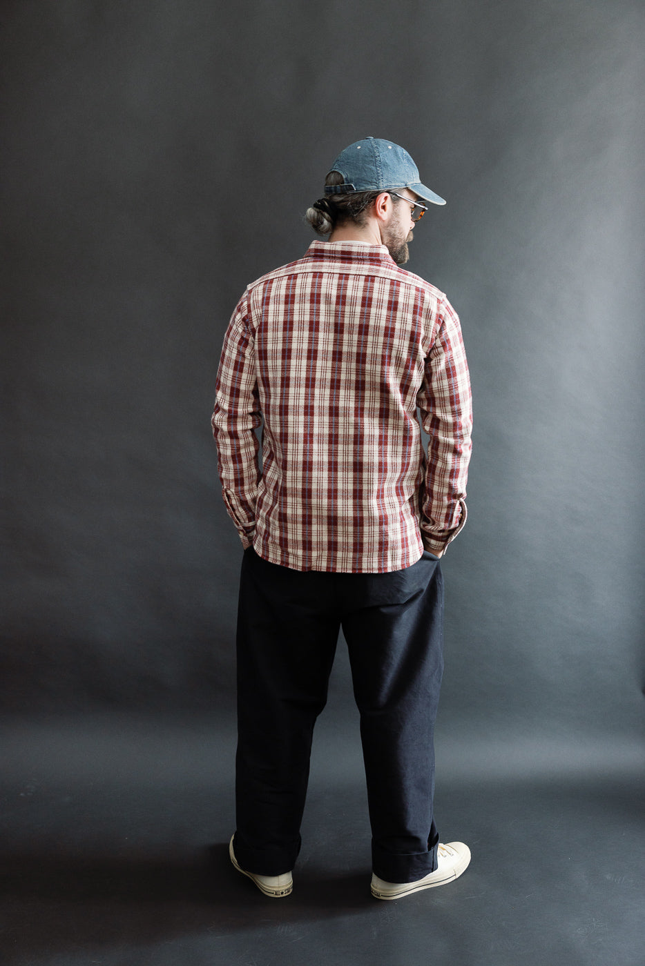Full body back view of male model, 5'9