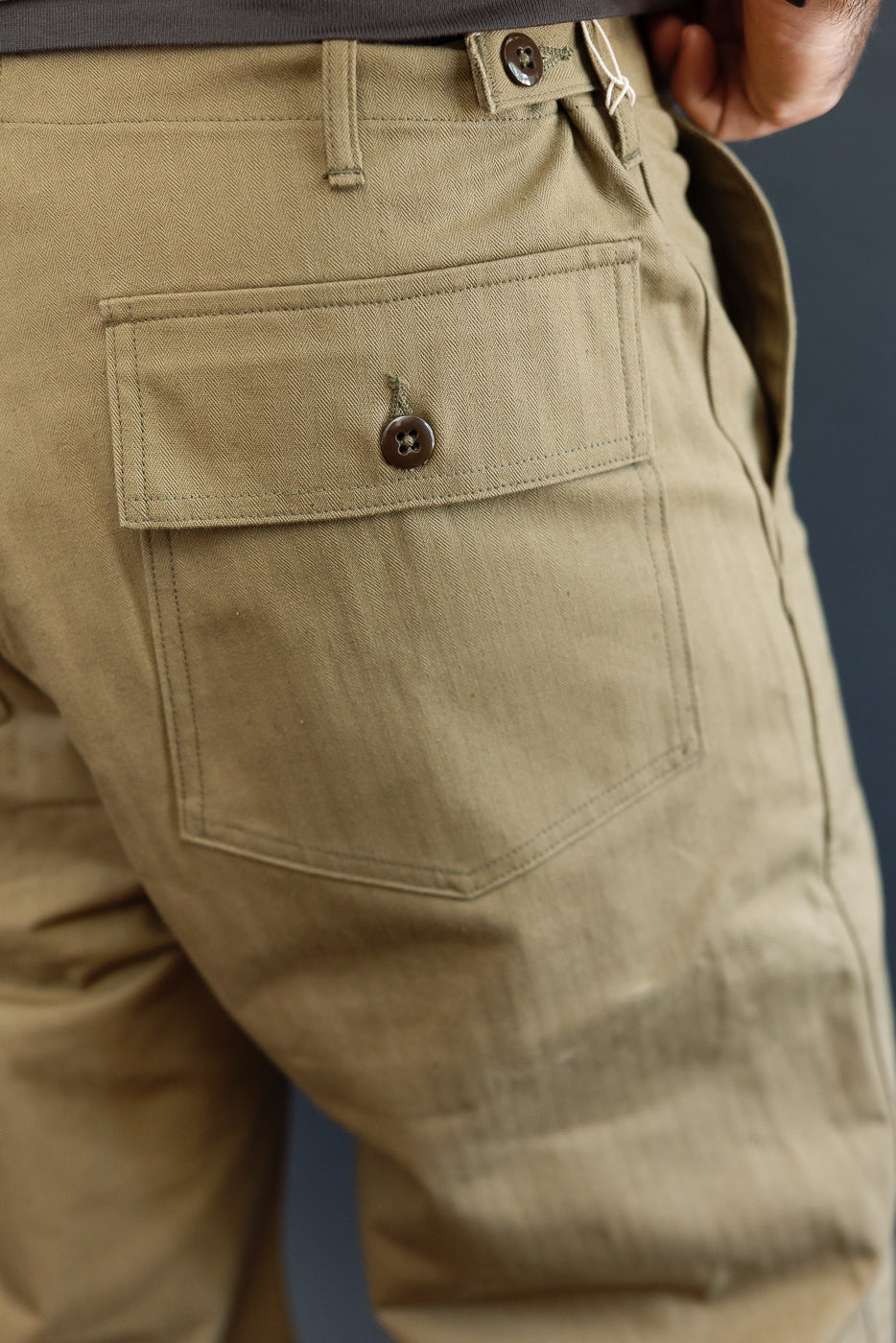 Close-up back view of male model (5'9