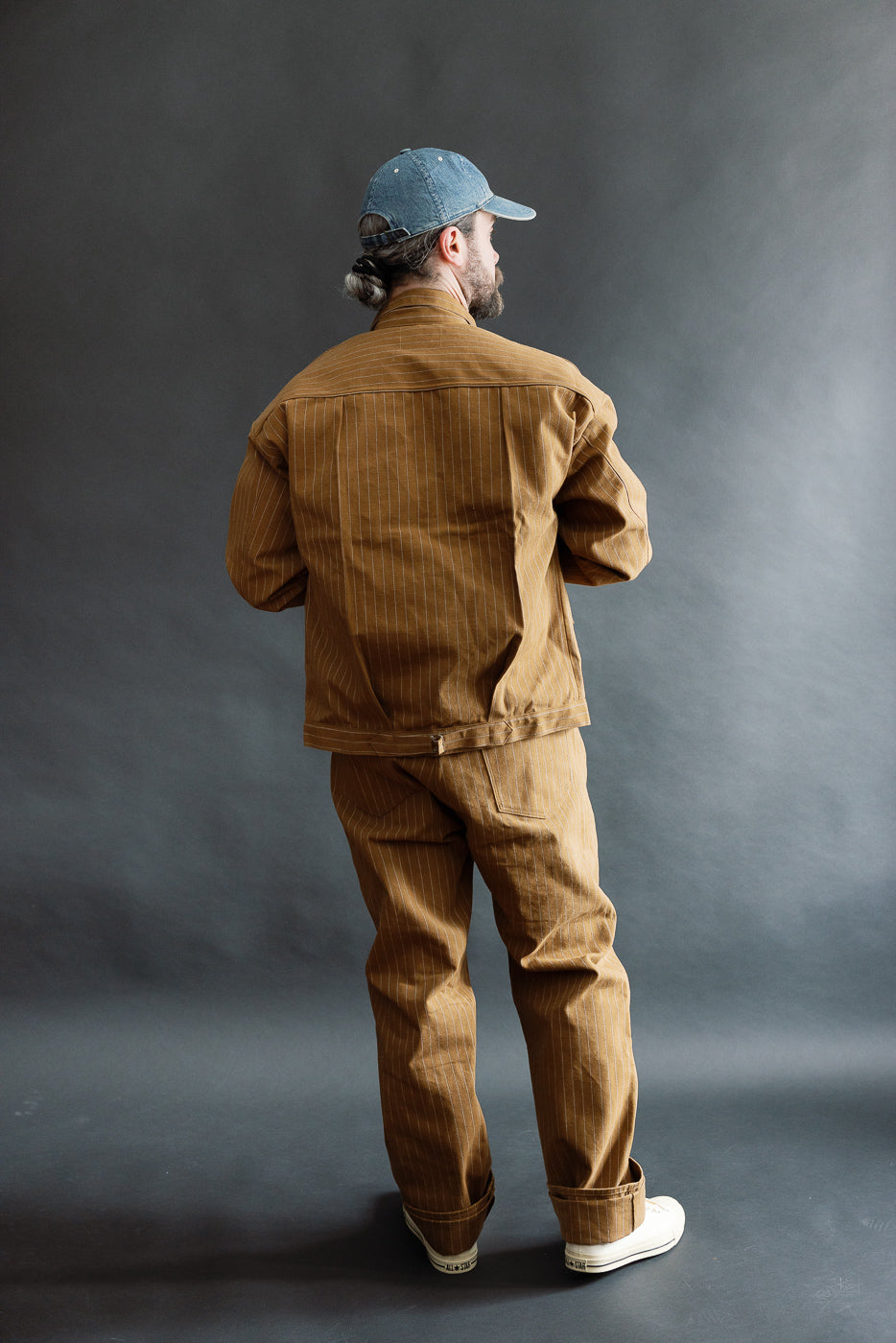 Full body rear view of male model, 5'9