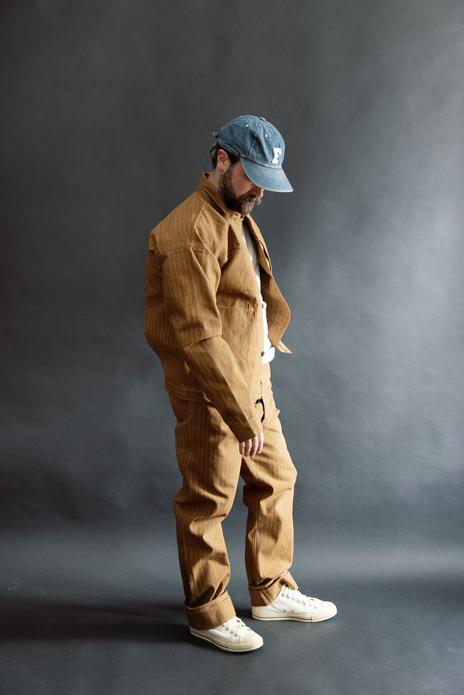 Full body side view of male model 5'9