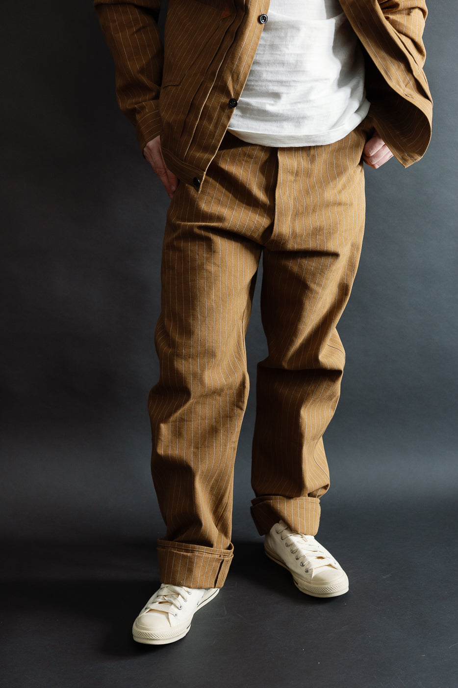 Front view, male model 5'9