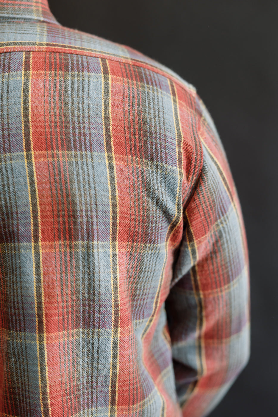 Close-up of the Warehouse & Co. Lot 3022 Flannel Shirt's back, highlighting its red, navy tartan G pattern and yoke seam, showcasing the pre-1950s American workwear reproduction craftsmanship.