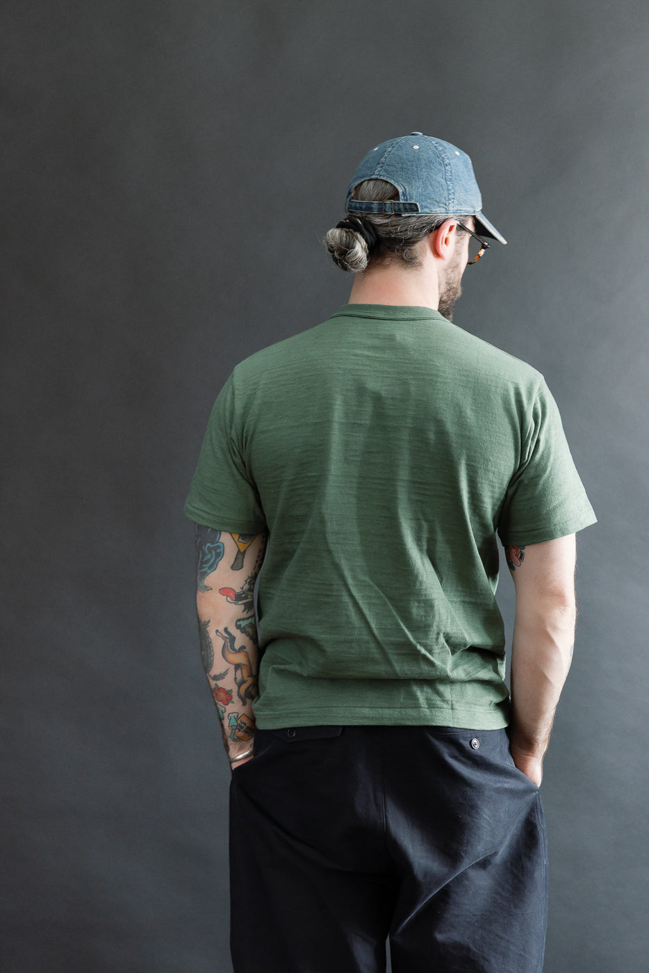 Full body rear view of male model, 5'9