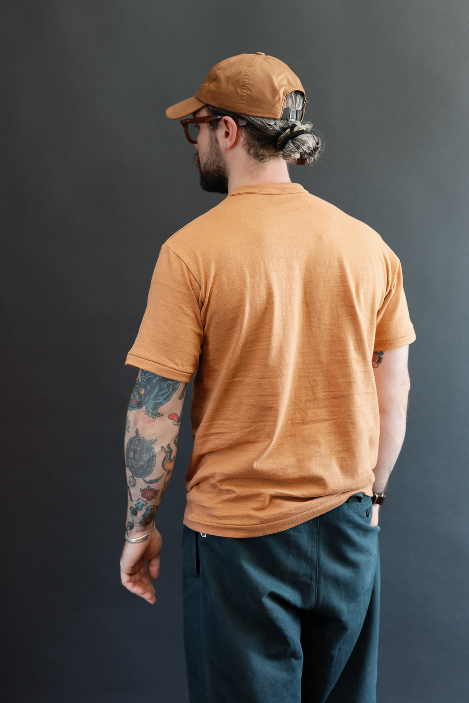 Back view of male model (5'9