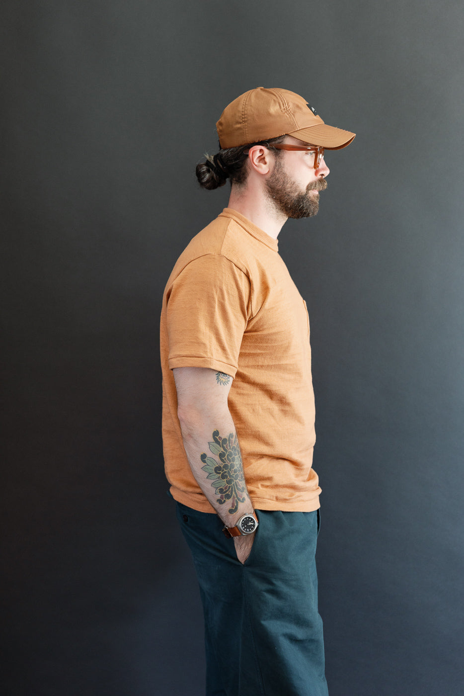 Side view, full body: Male model, 5'9