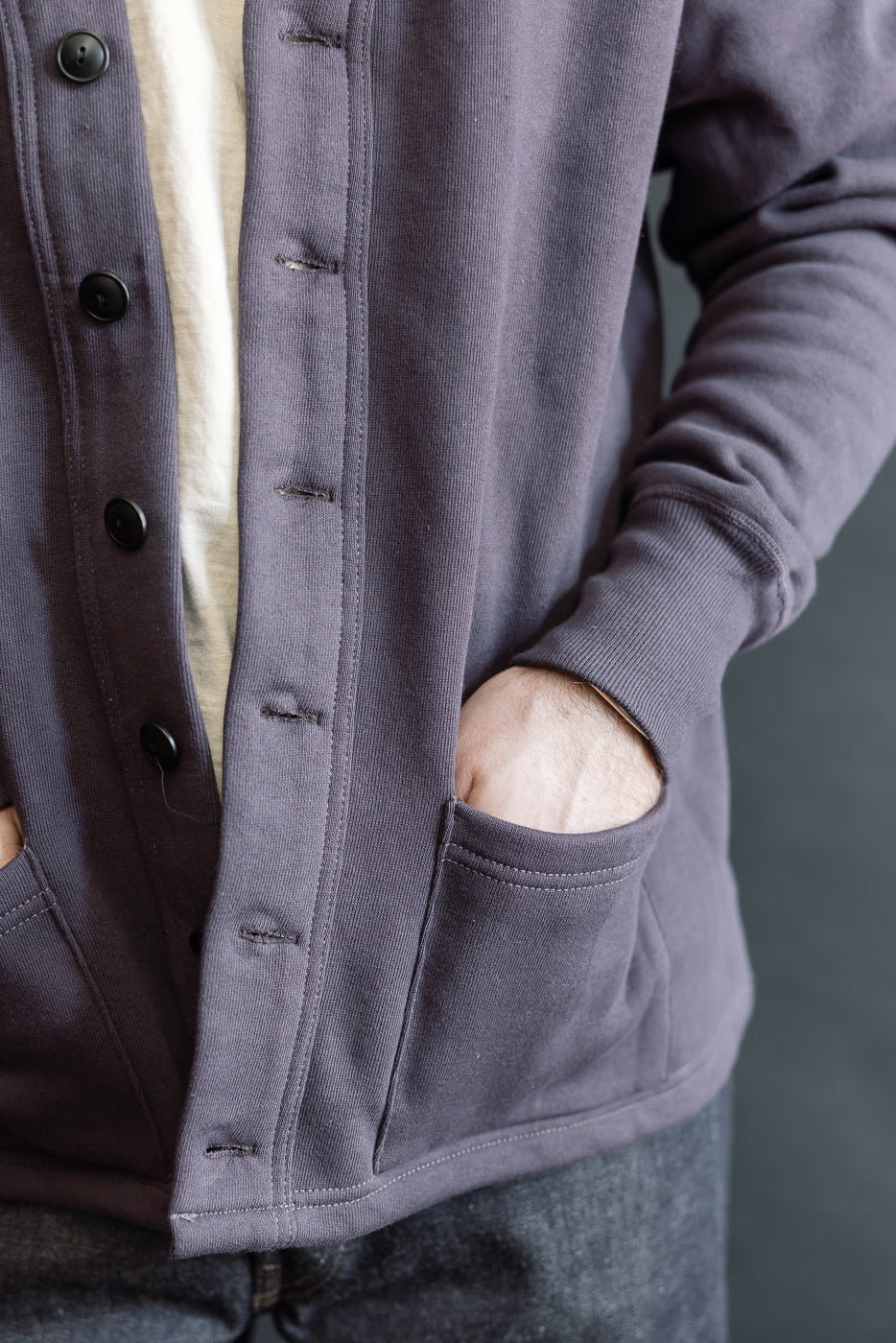 Close-up front view of male model, 5'9