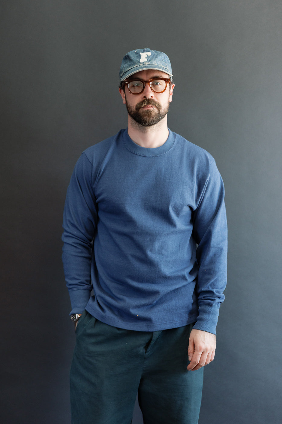 Front view of a male model, 5'9