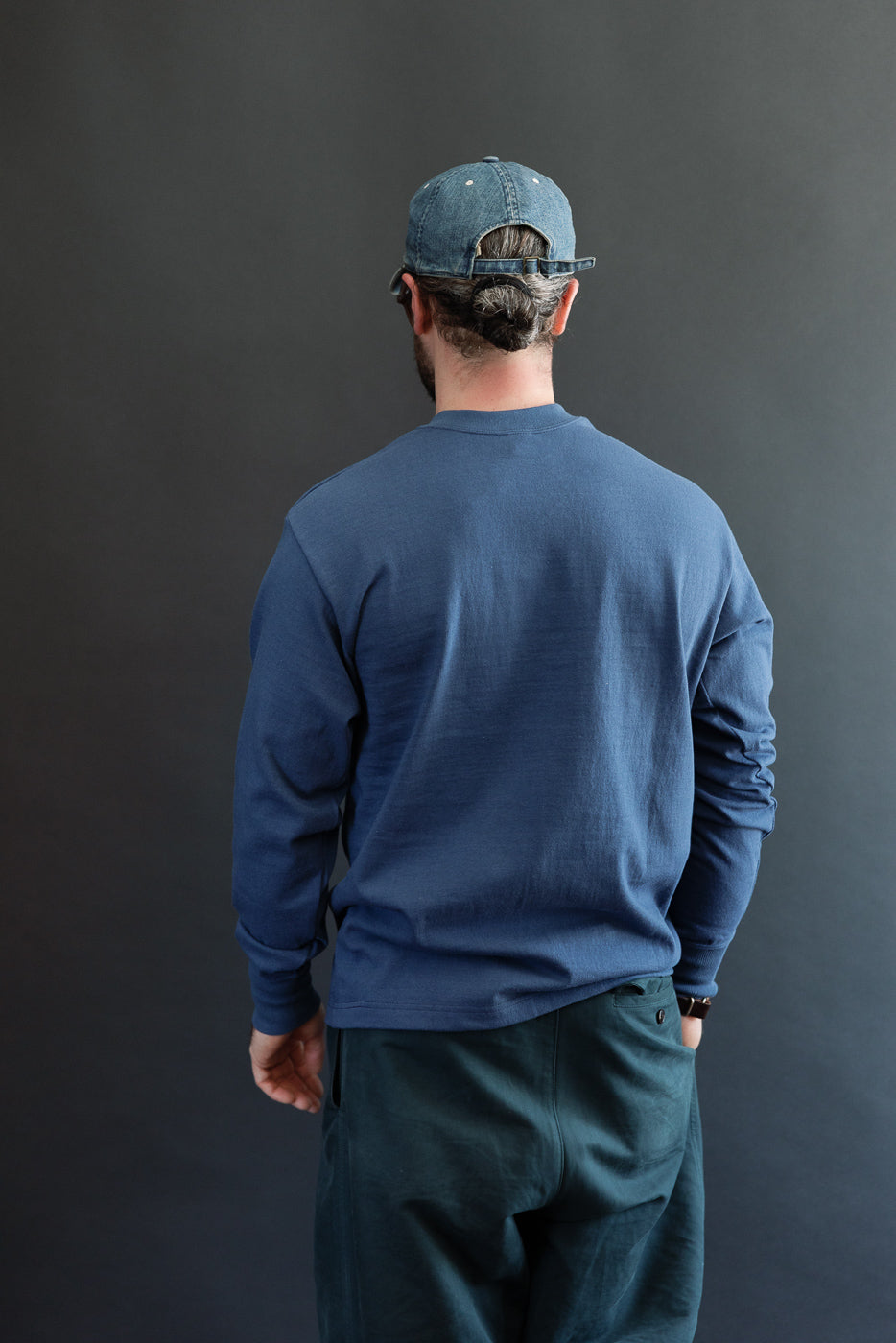 Back view of a male model, 5'9
