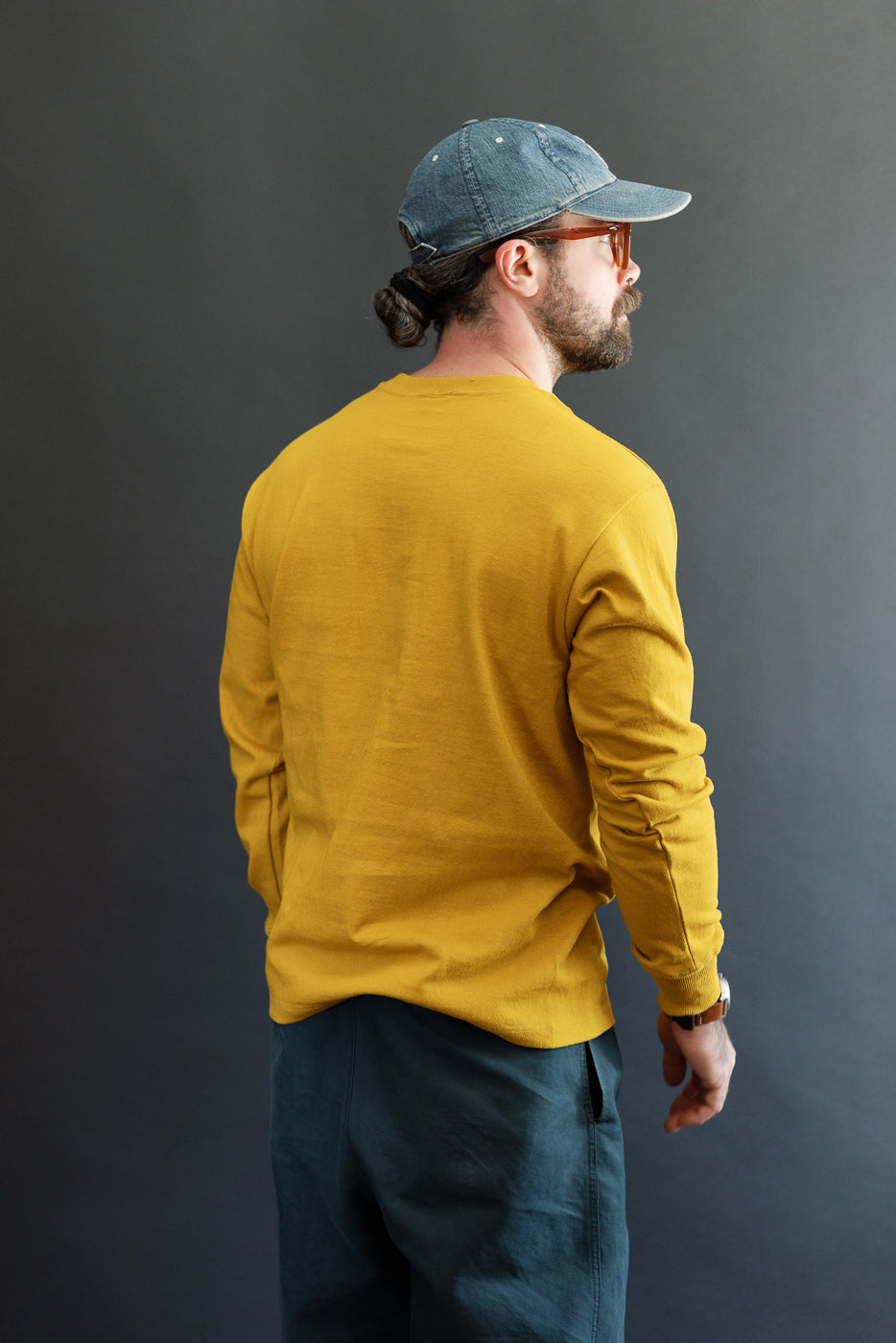 Back view of a male model, 5'9
