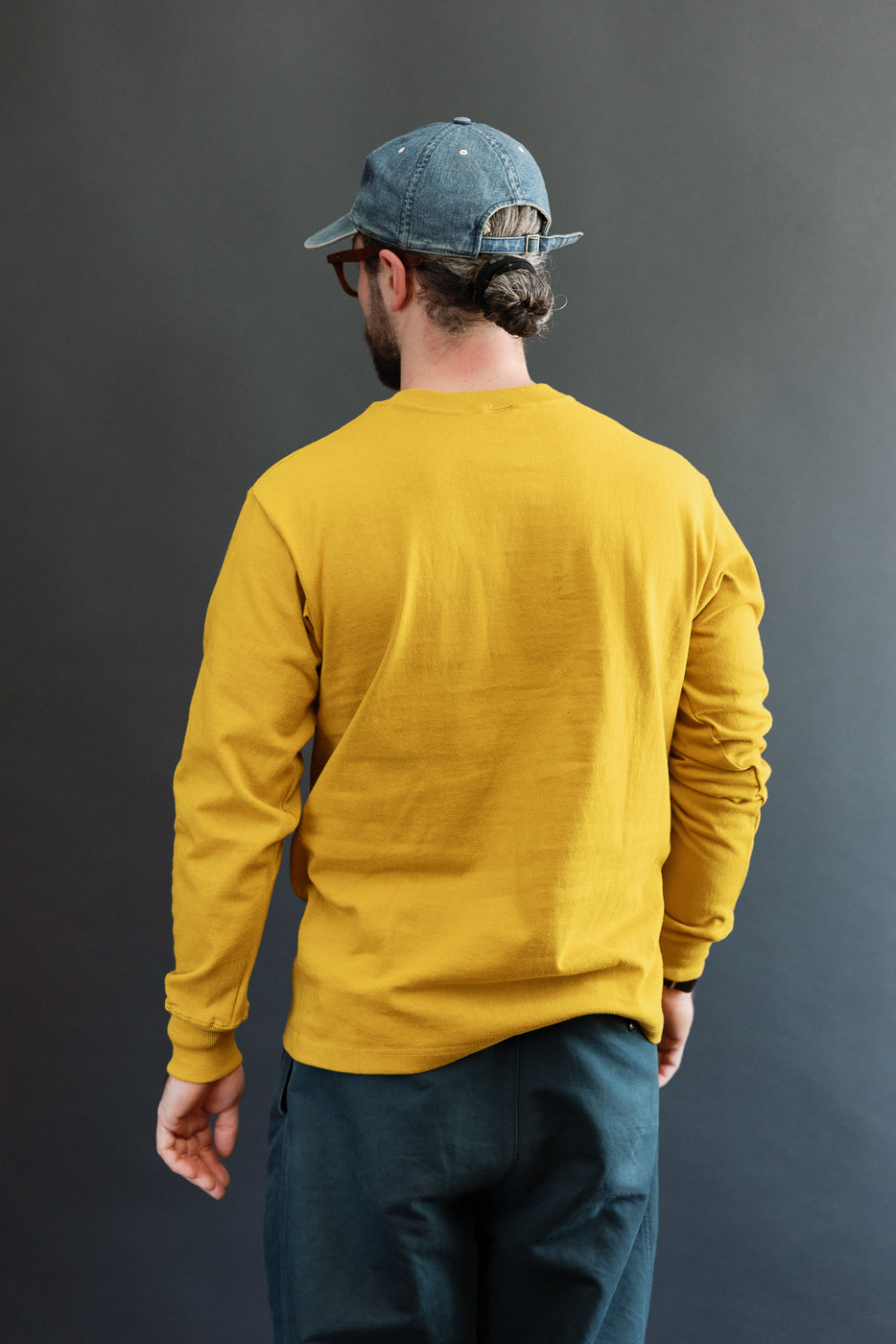 Back view of a male model (5'9