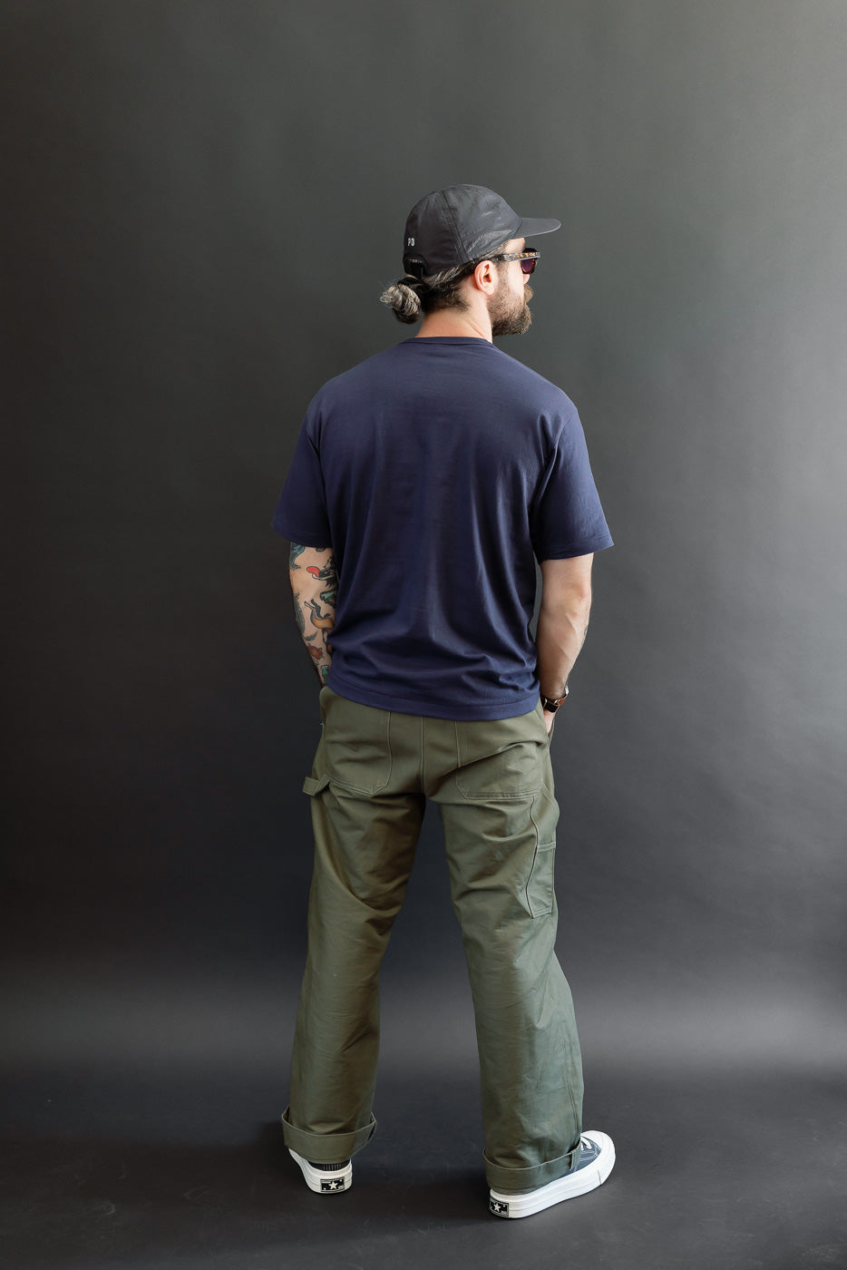 Full body back view of male model, 5'9