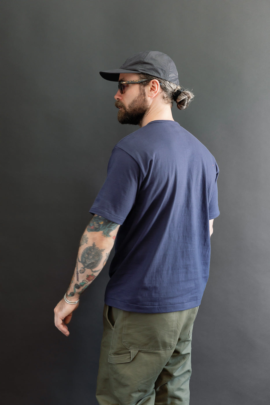 Back view of a male model, 5'9