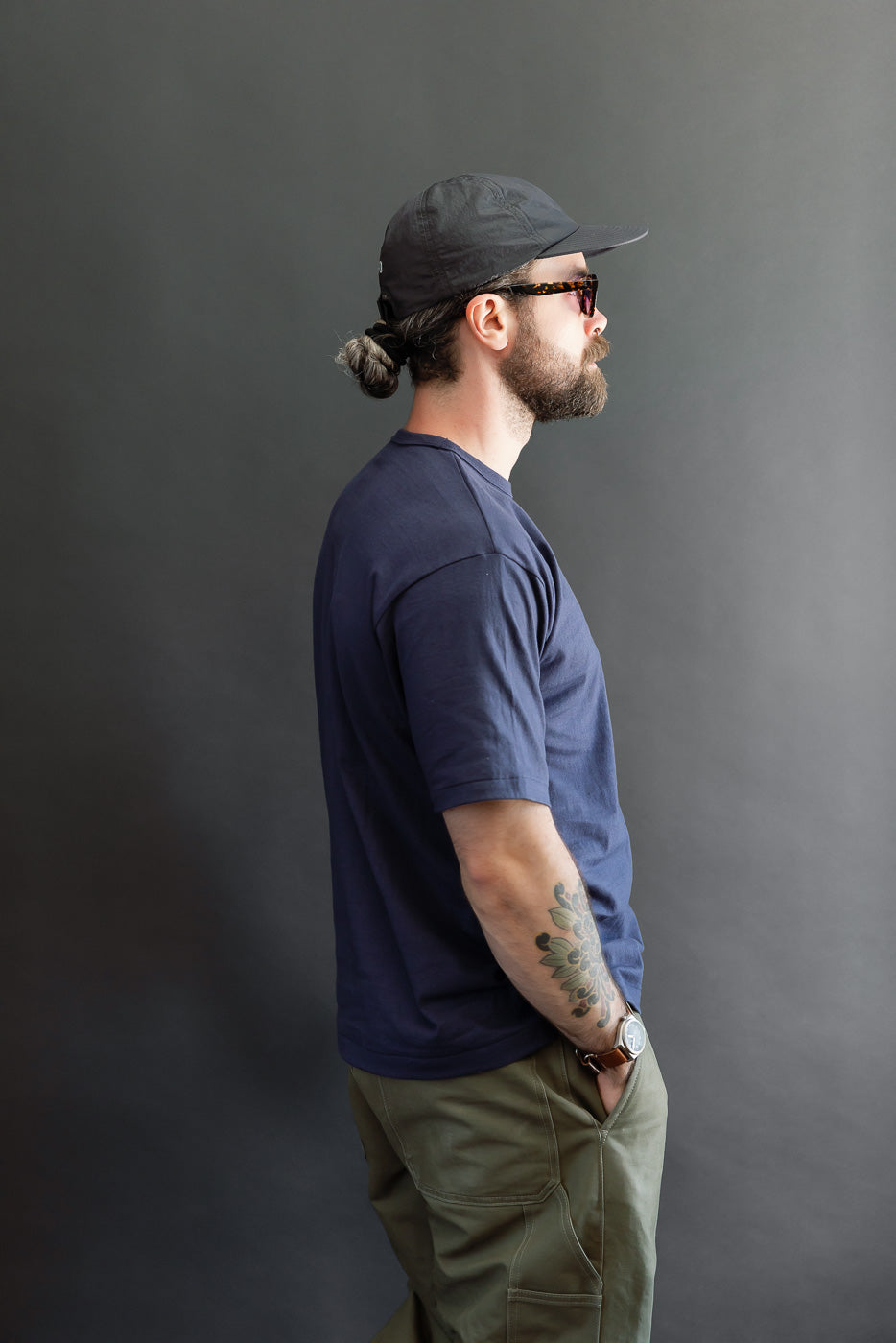Side view of a male model, 5'9