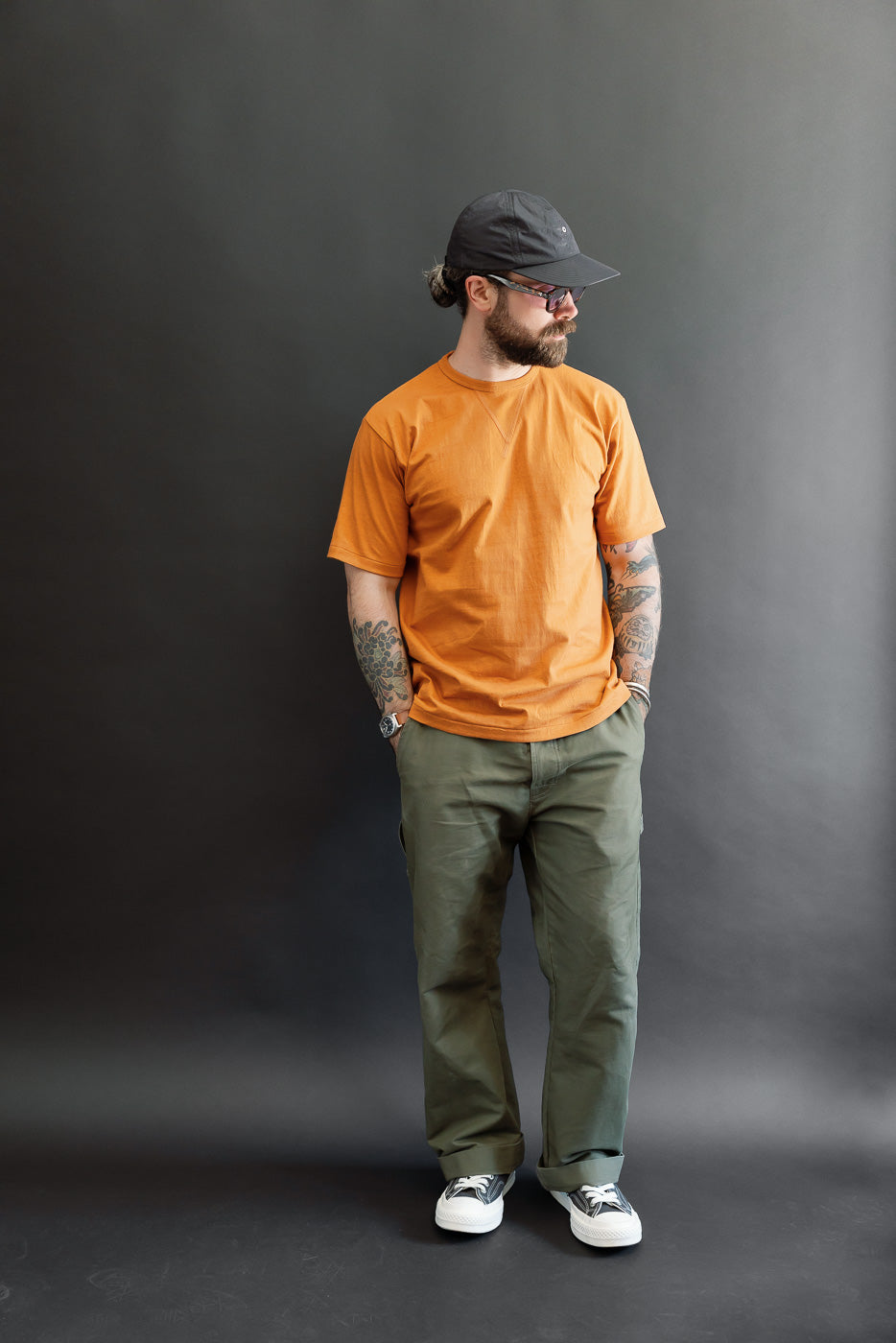 Full body profile of male model, 5'9