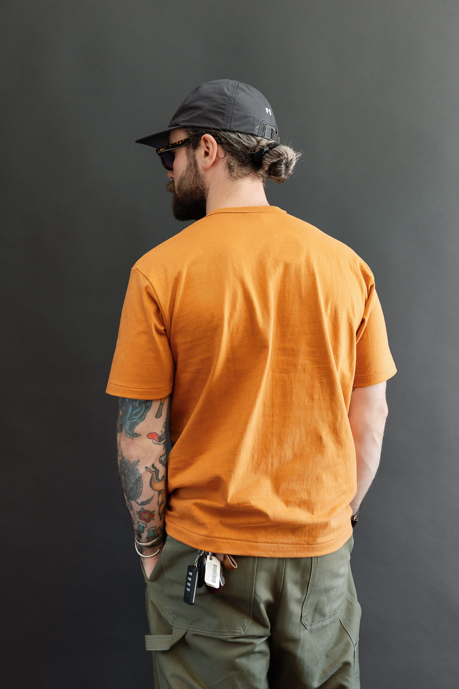 Back view of a male model, 5'9