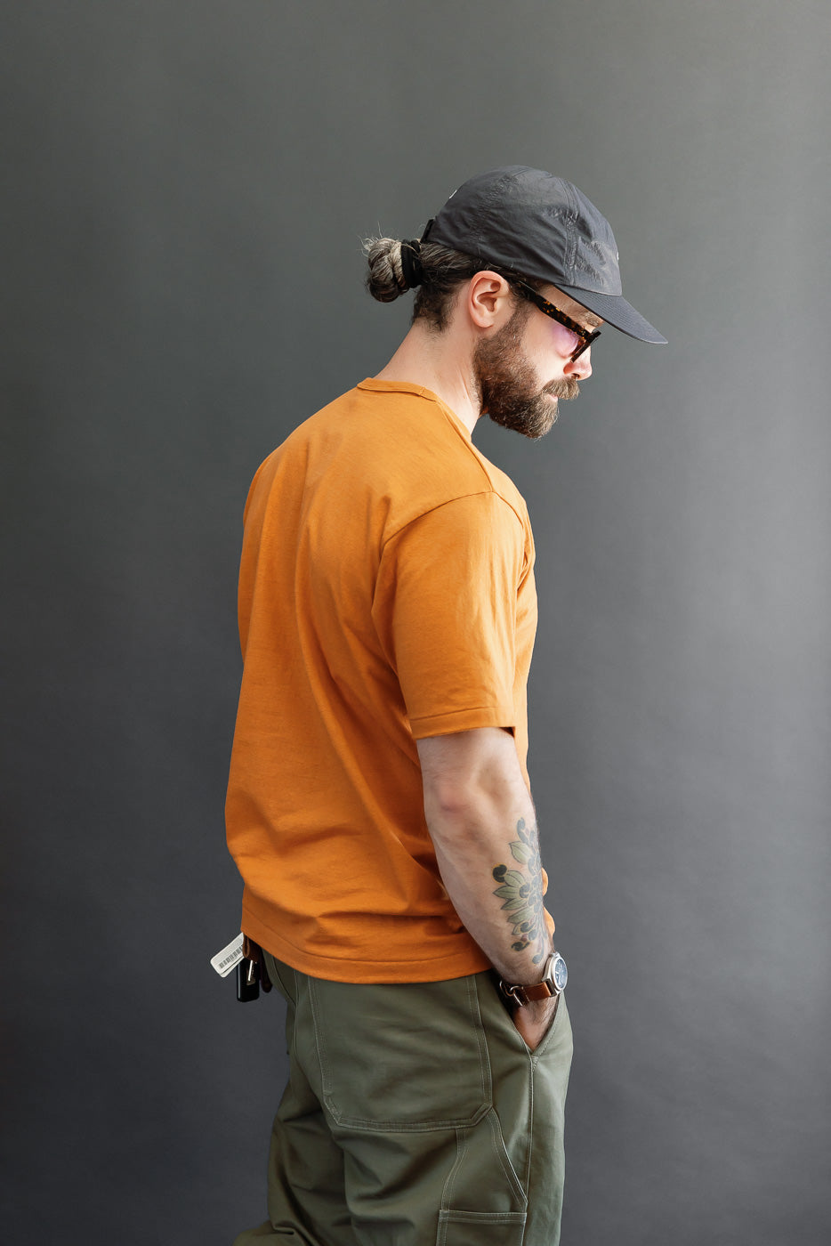 Side view of a male model, 5'9