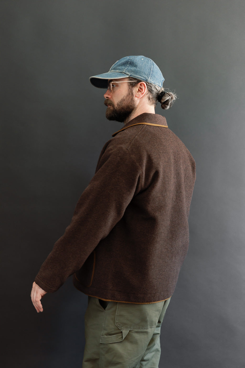 Side view of a male model, 5'9