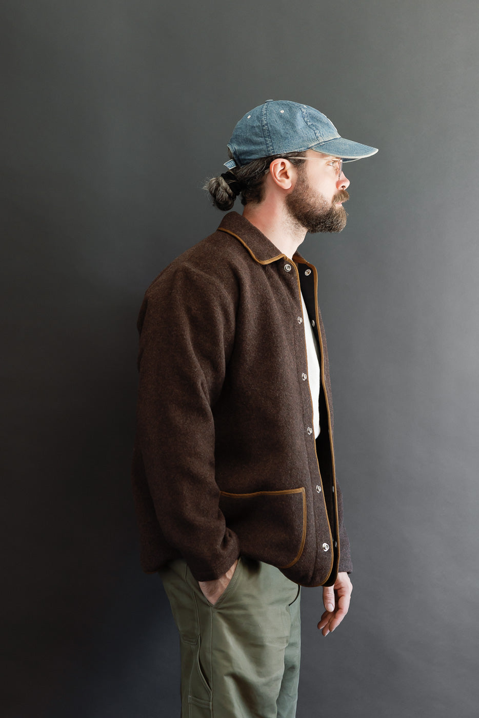 Side view of male model, 5'9