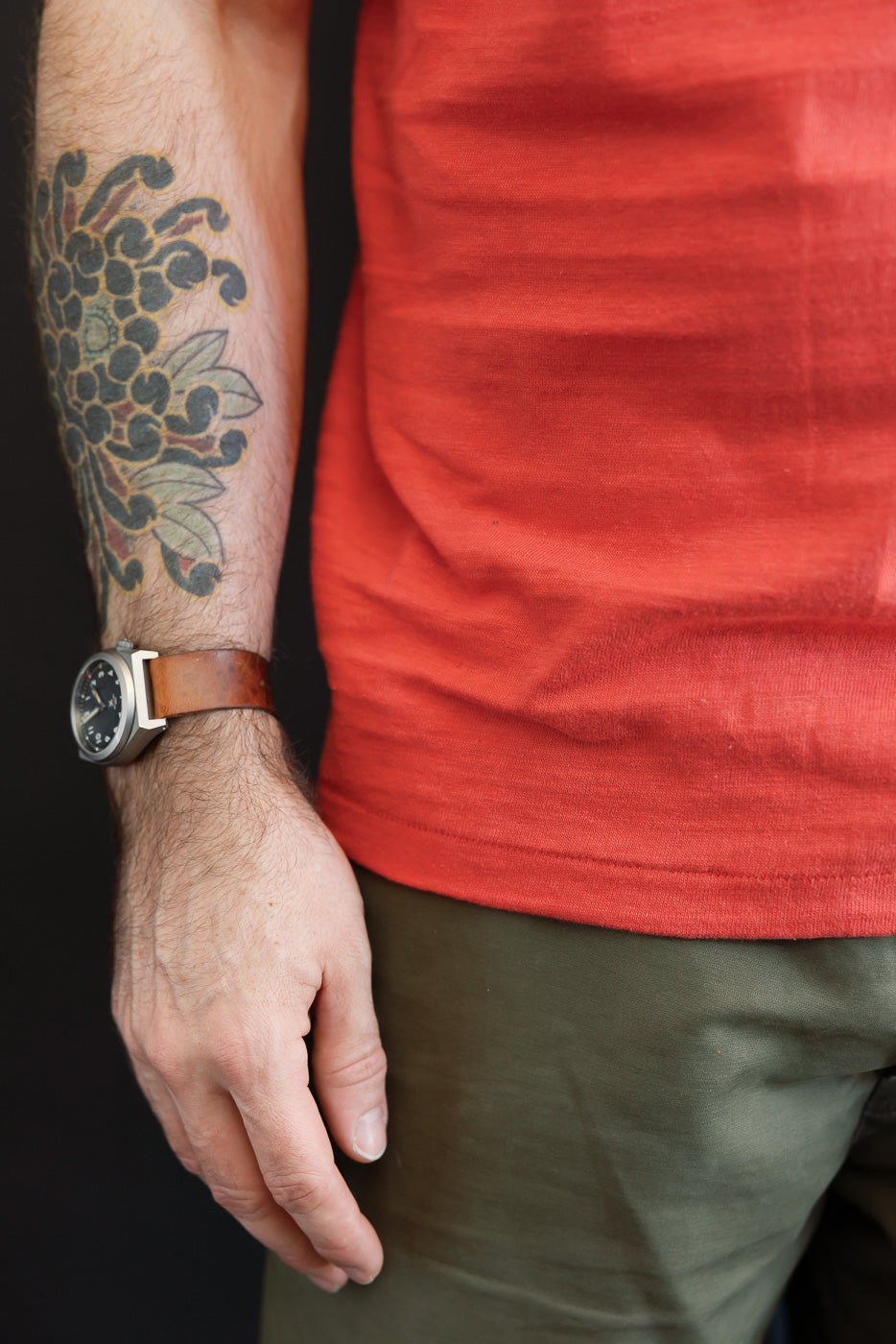 Close-up, side view of a male model (5'9