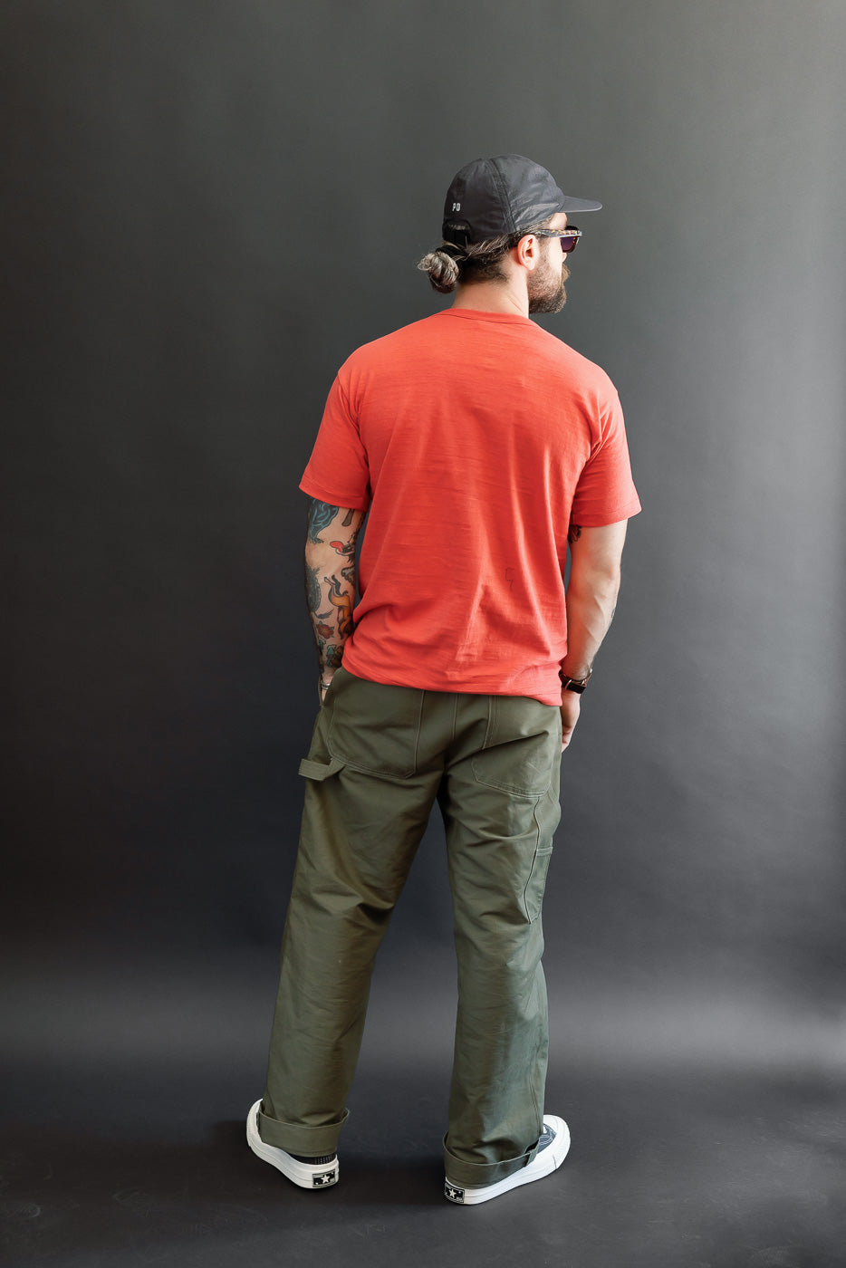 Back view, full body: Male model (5'9