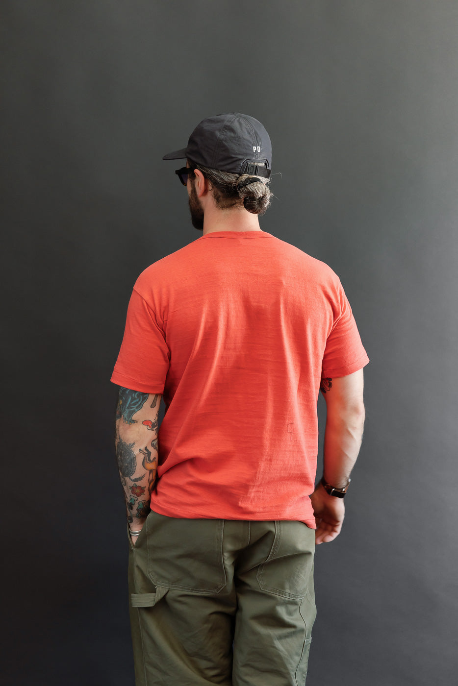 Back view of a male model, 5'9