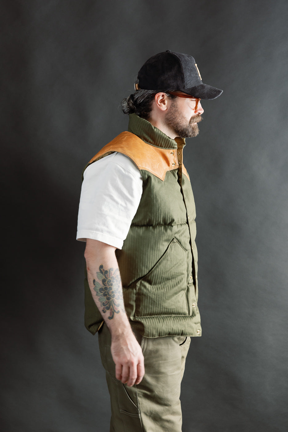 Side view of male model, 5'9