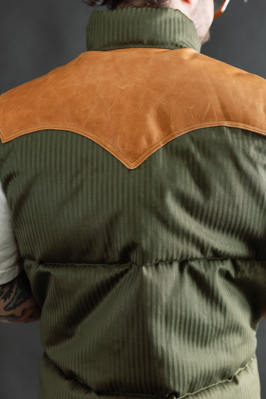 Close-up back view of male model, 5'9