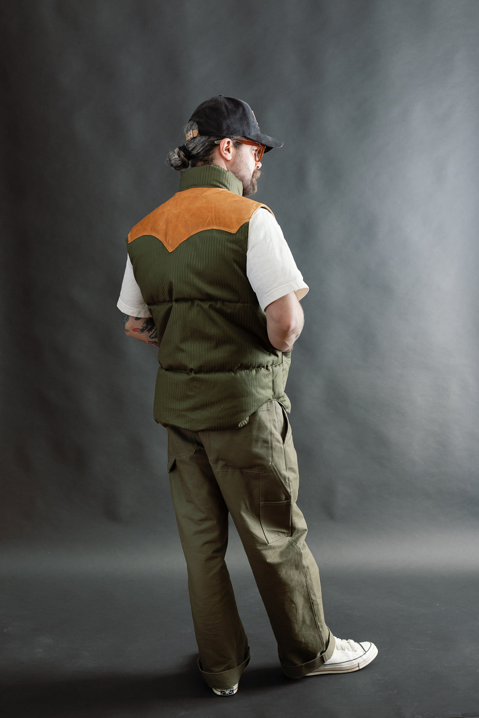 Back view full body of male model, 5'9