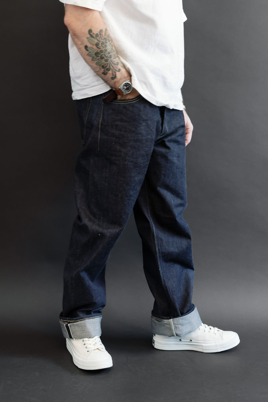 Full body side view of male model, 5'9