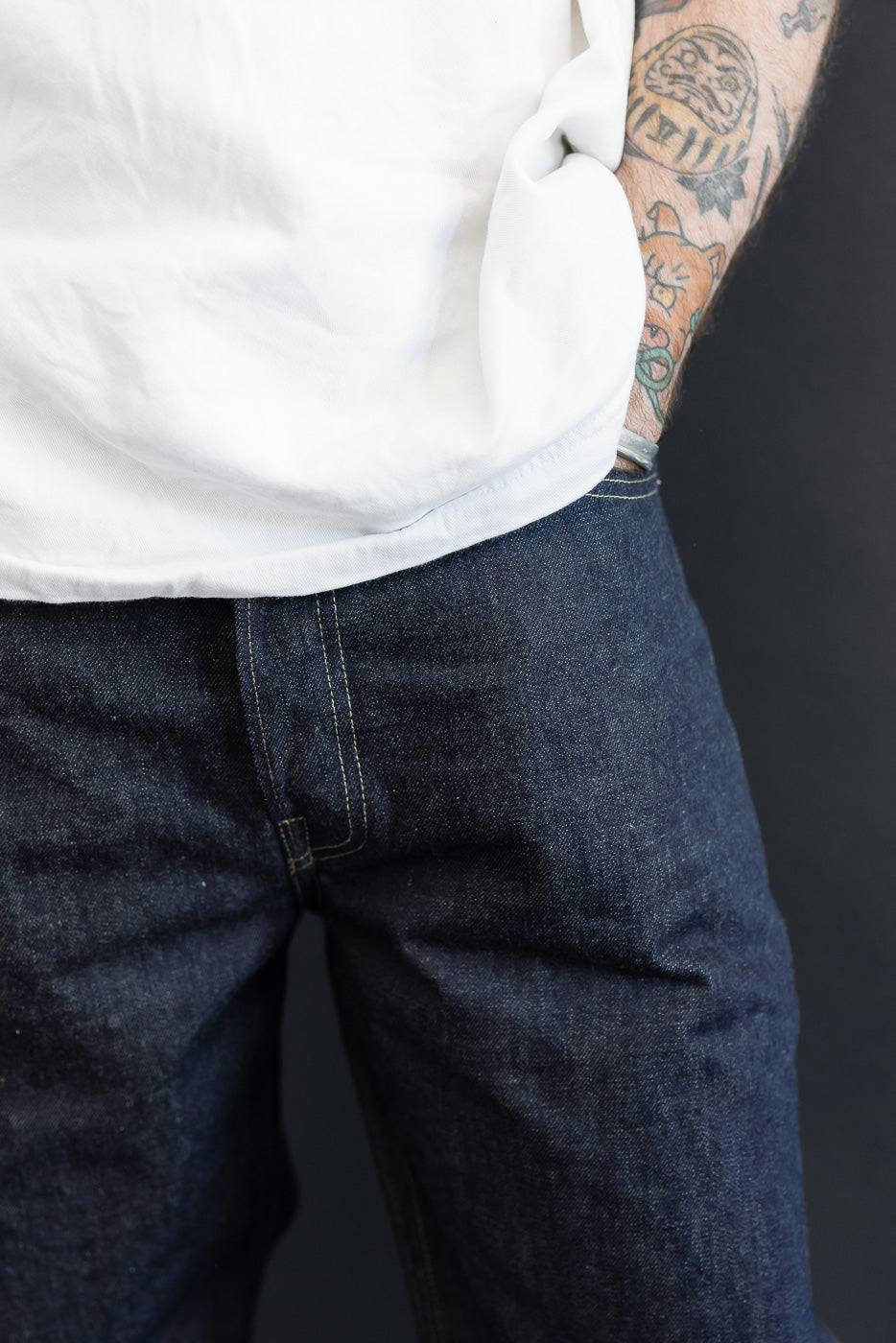 Close-up side view of a male model, 5'9