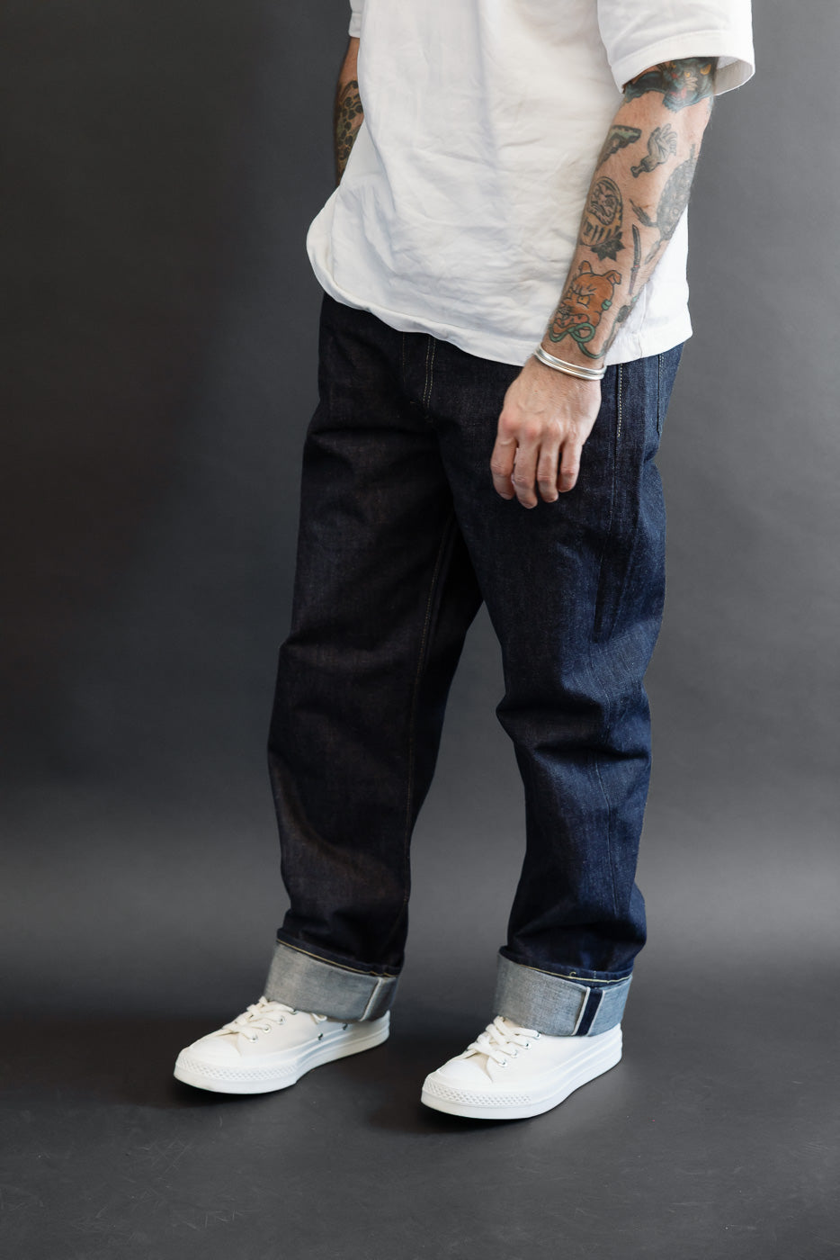Front view of male model (5'9