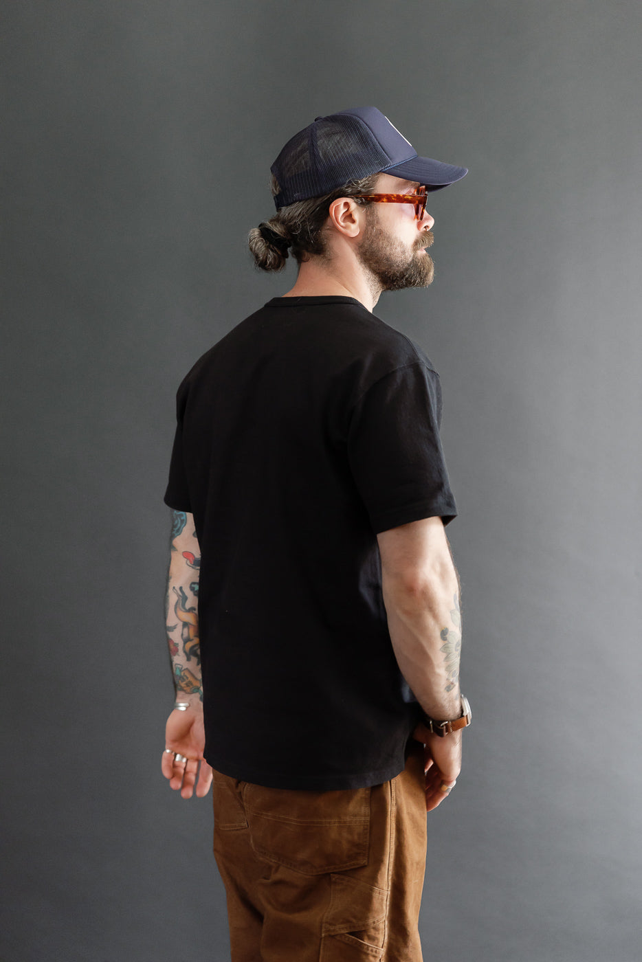Side view of male model, 5'9