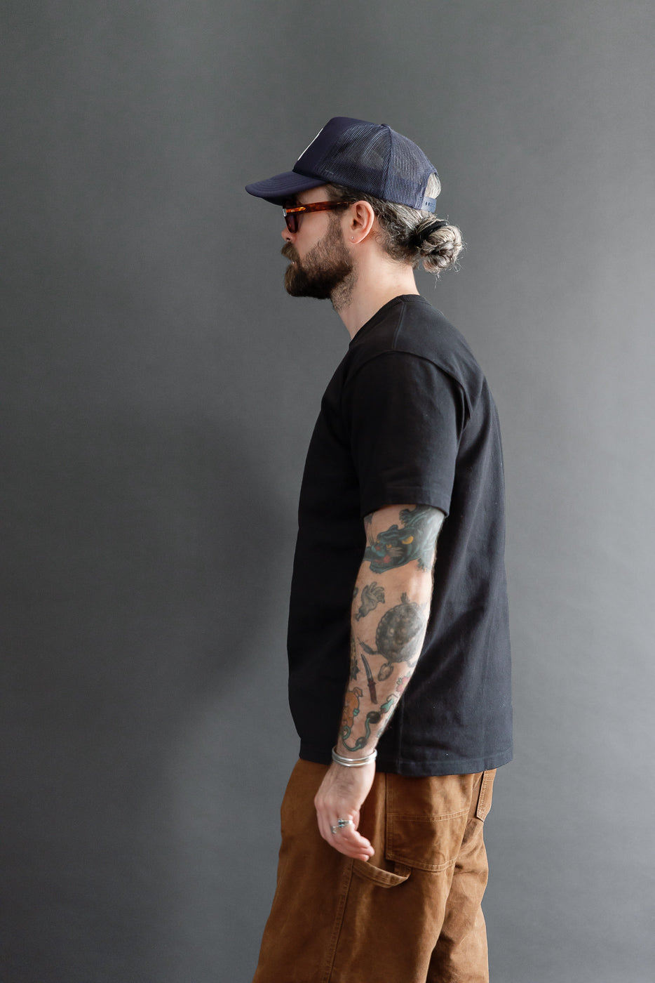 Side view of a male model, 5'9