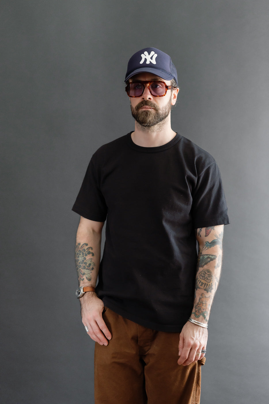 Full body front view: male model, 5'9