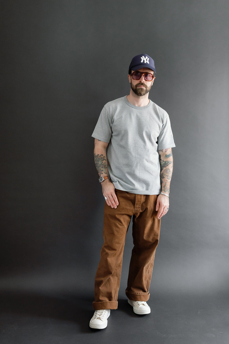 Full body front view: male model, 5'9