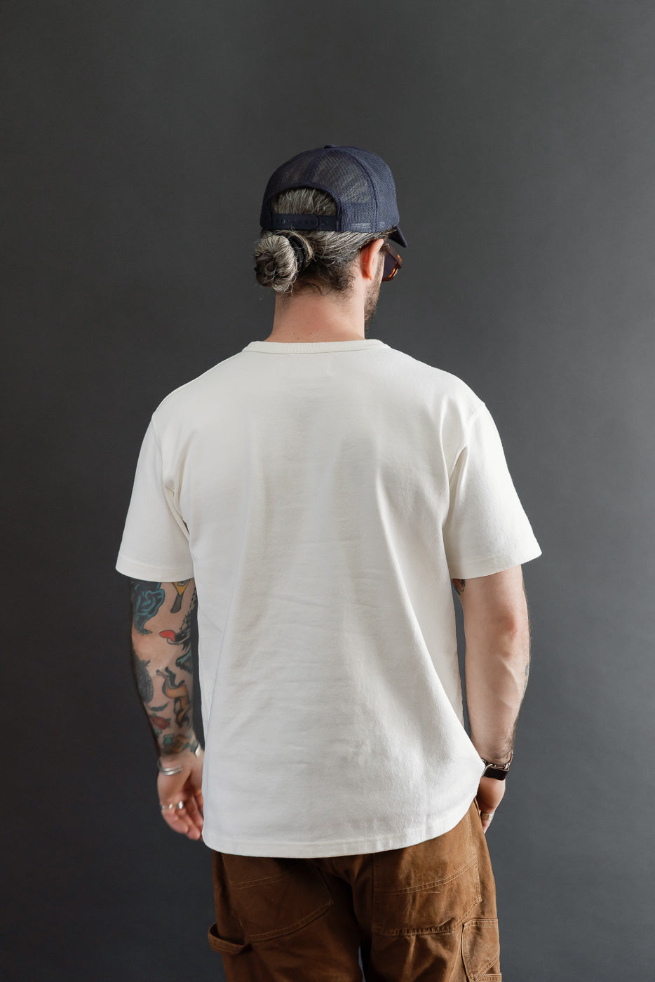 Back view of a male model (5'9