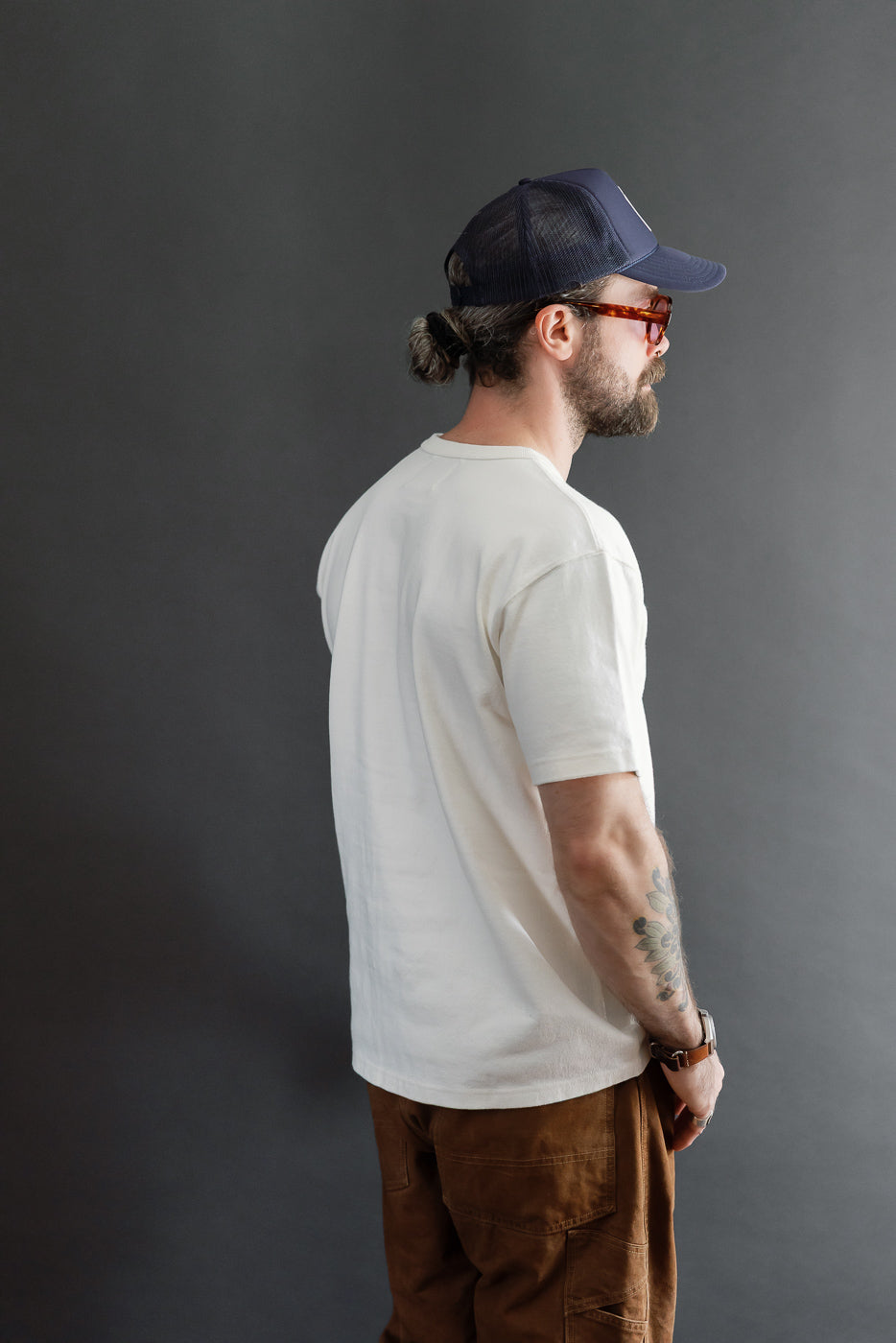 Side view of a male model, 5'9
