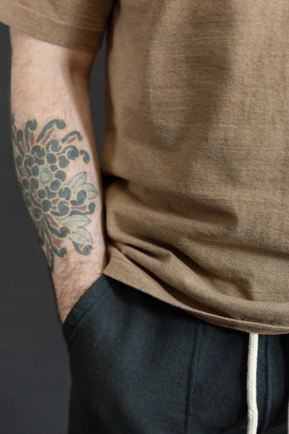 Close-up side view of male model, 5'9
