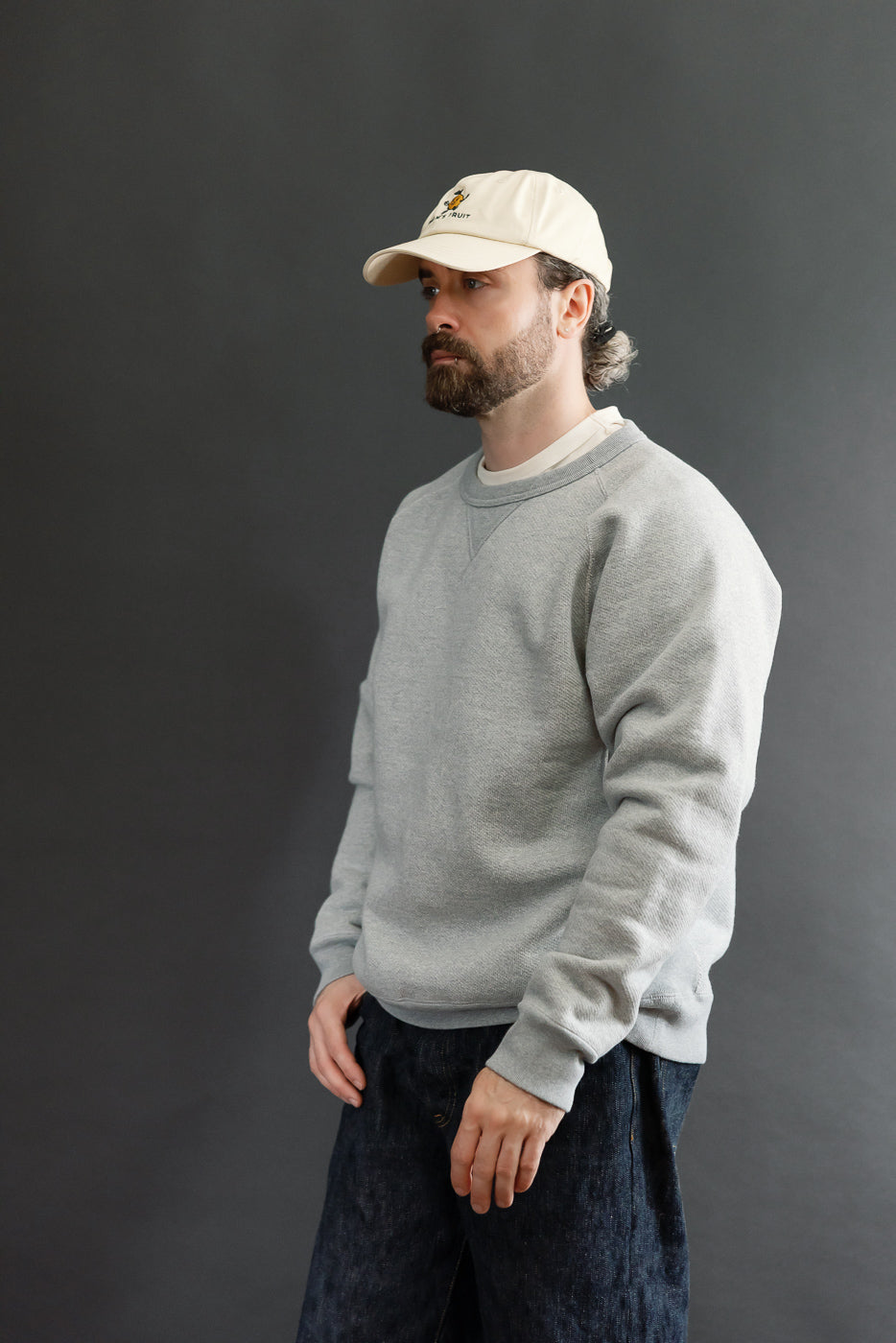 Front view of male model (5'9