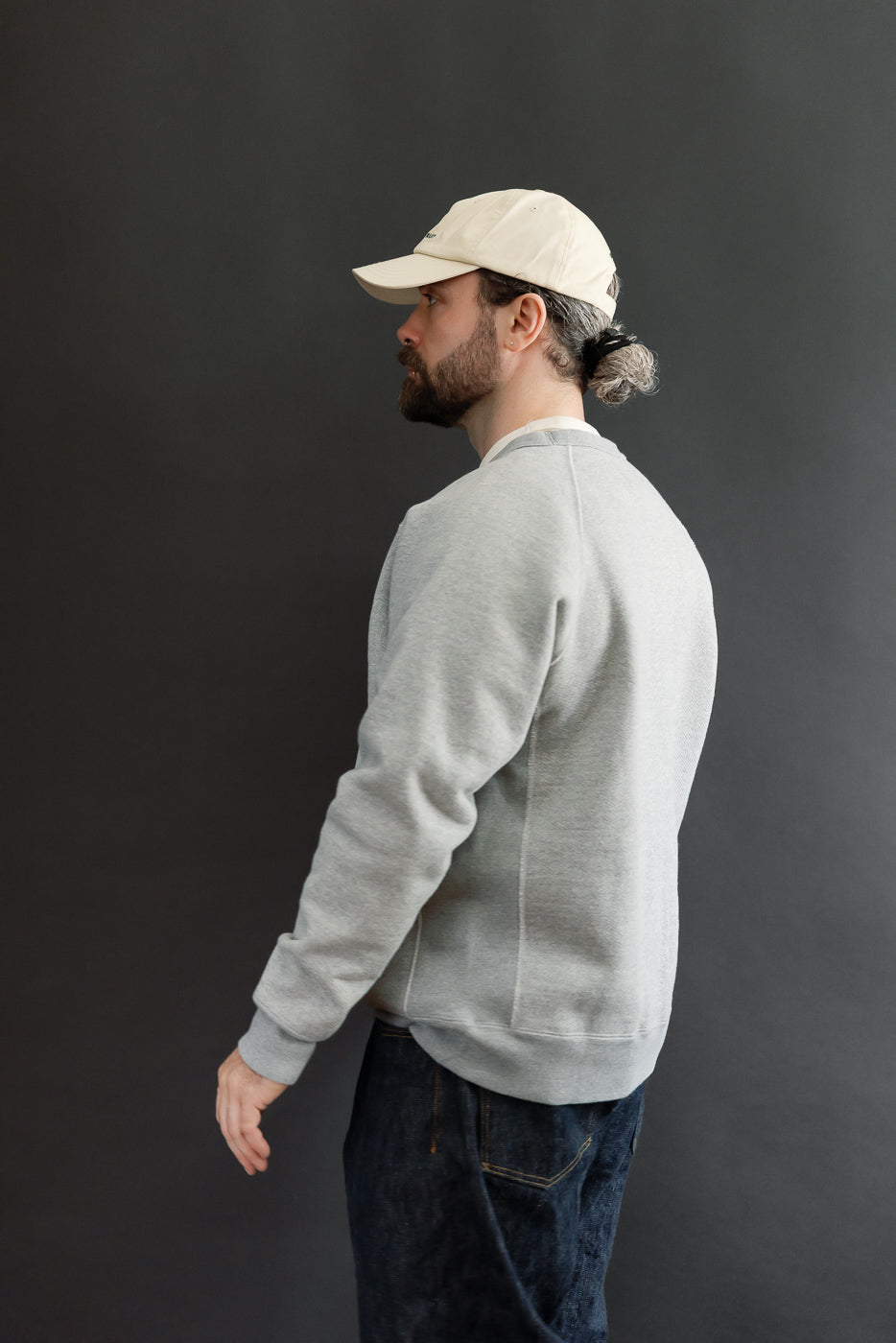 Side view of a male model (5'9