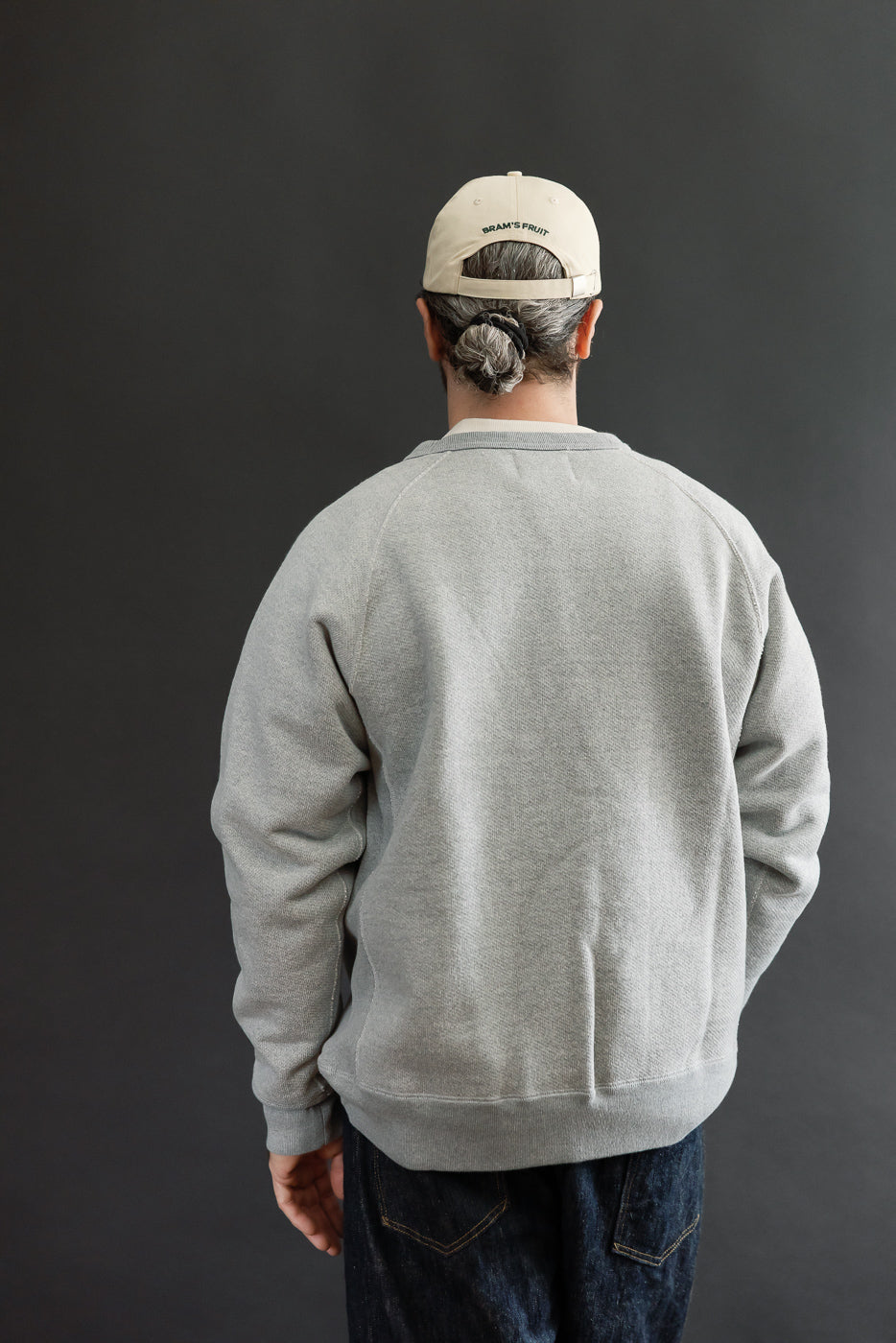 Back view of a male model (5'9