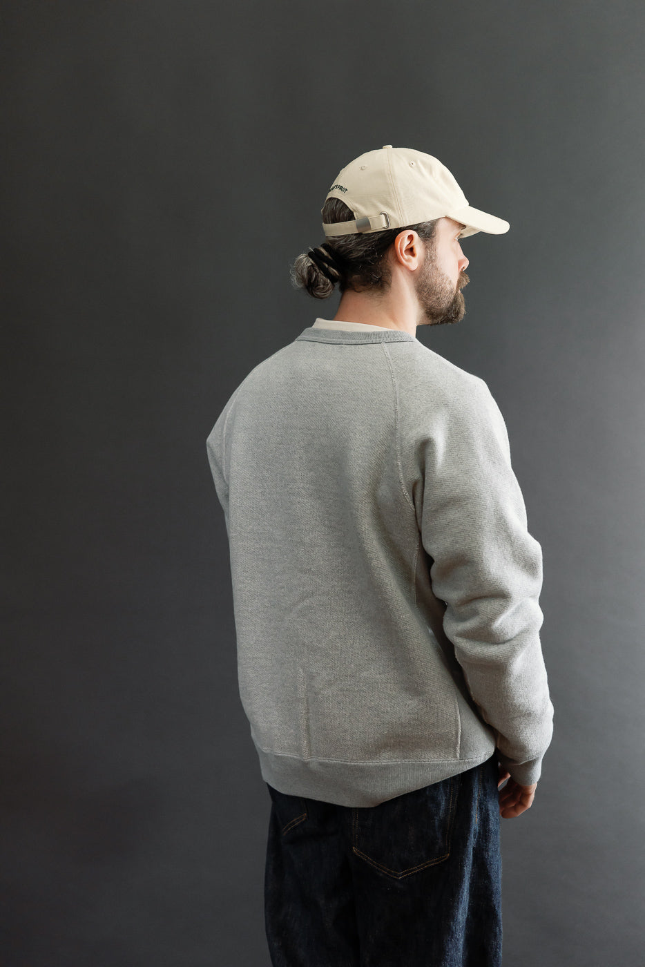 Back view of a male model, 5'9