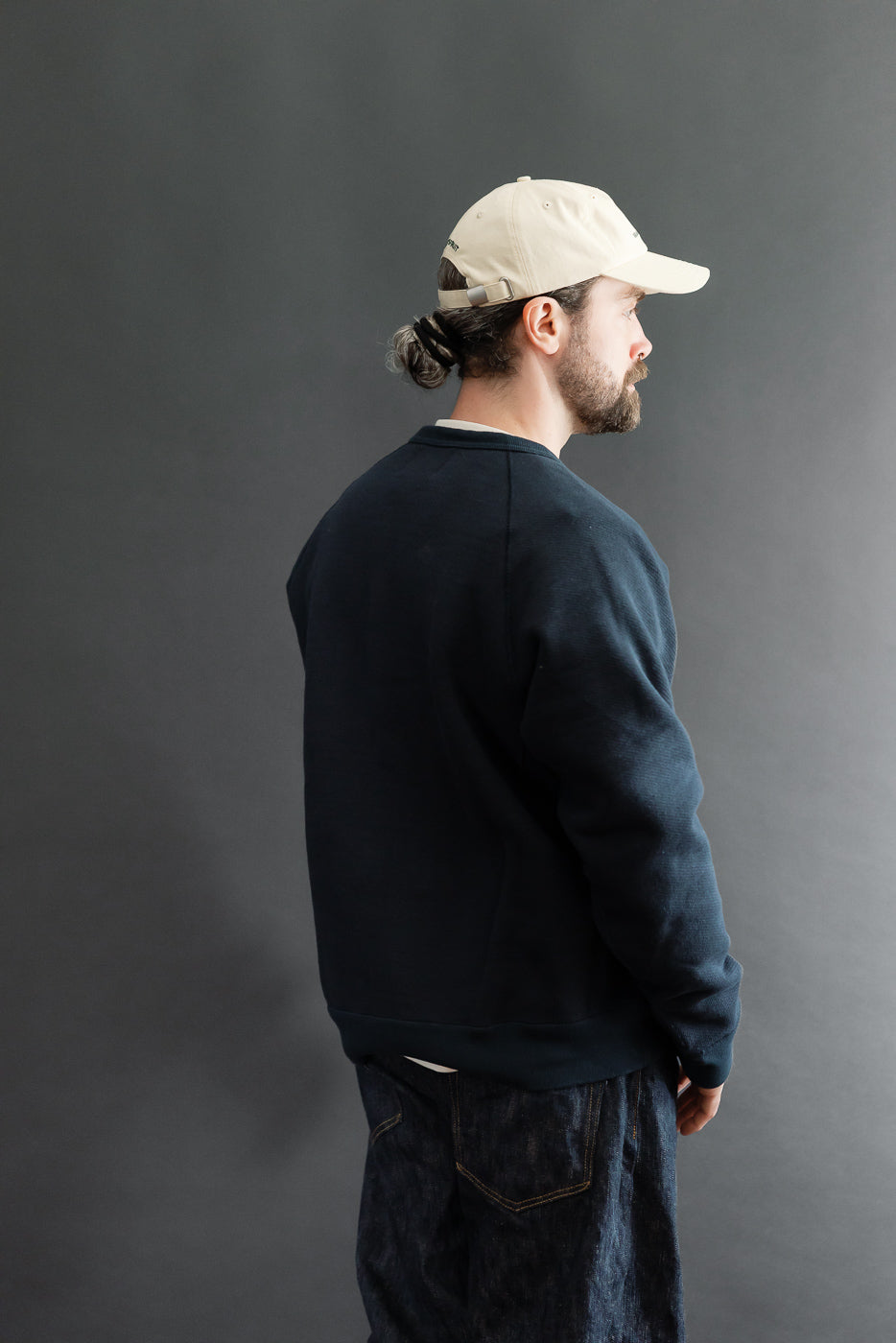 Back view of a male model, 5'9