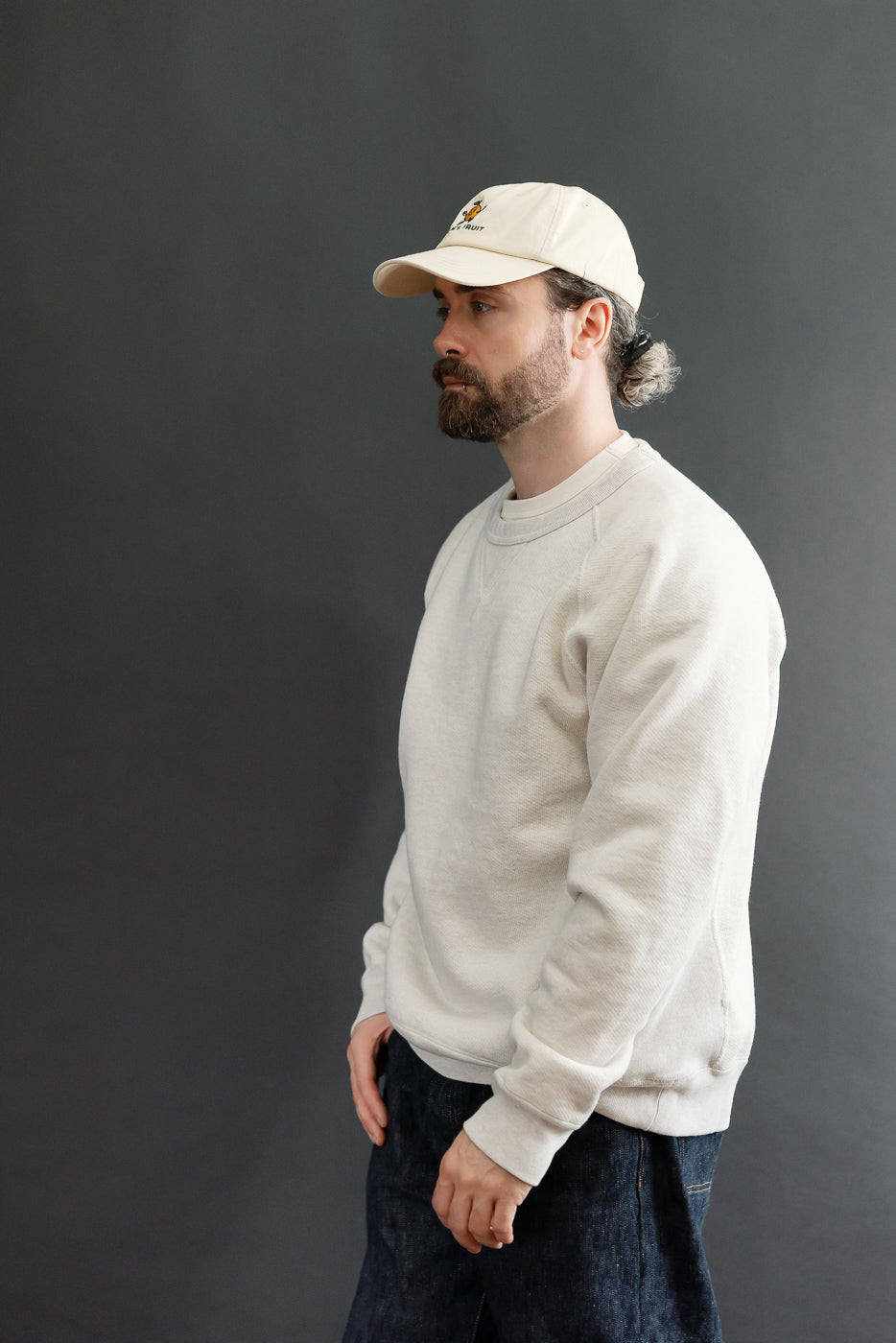 Side view of a male model, 5'9