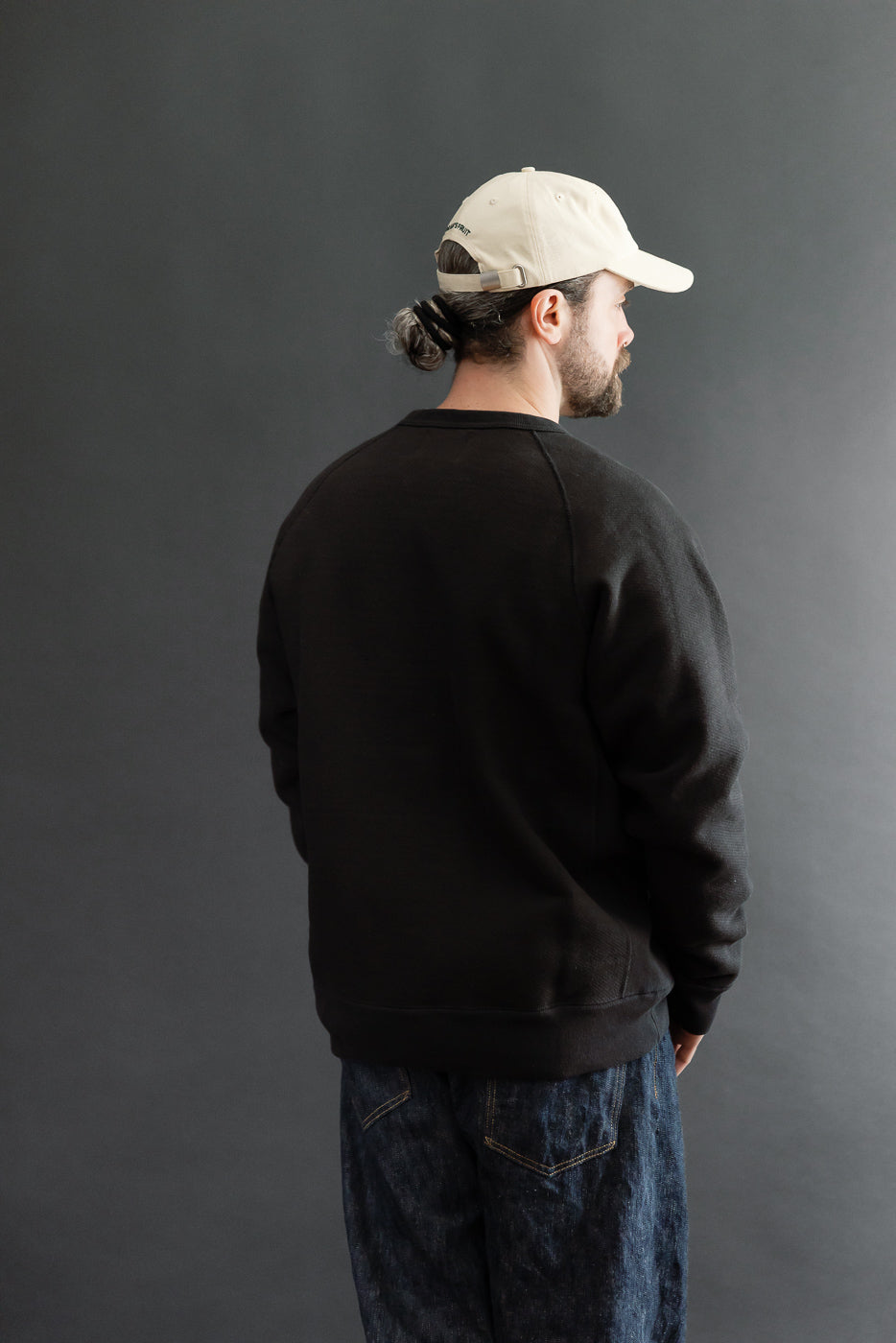 Back view of a male model (5'9