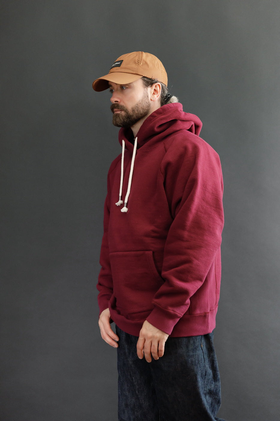 Side view of a male model (5'9