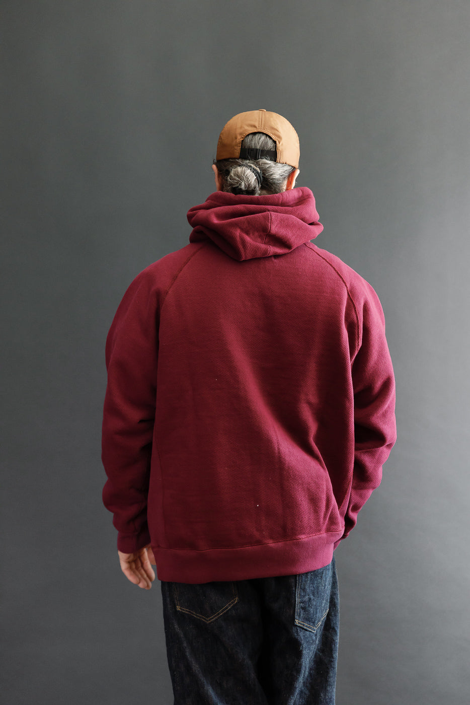 Back view of a male model, 5'9
