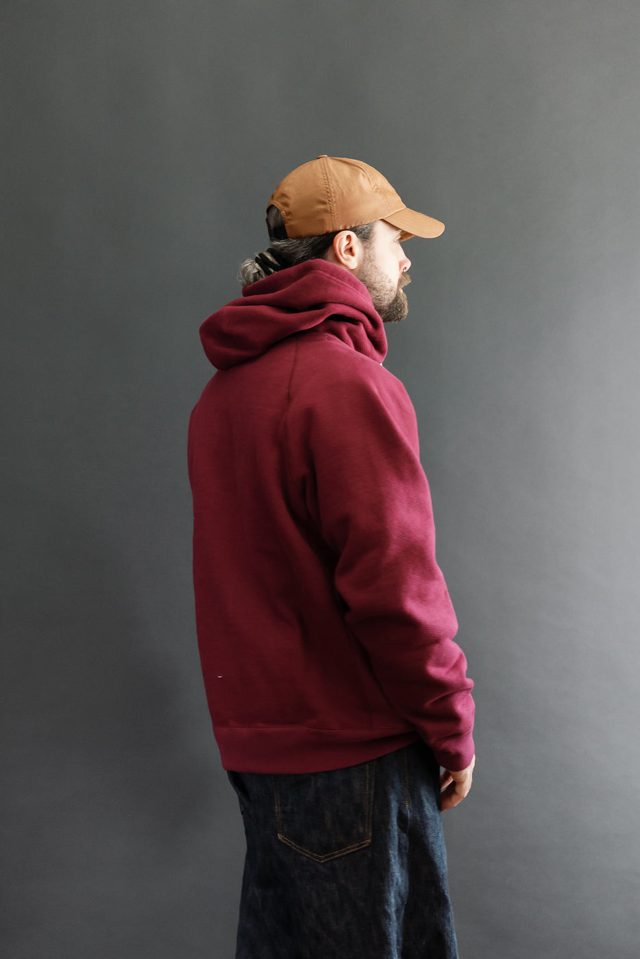 Side view of a male model (5'9