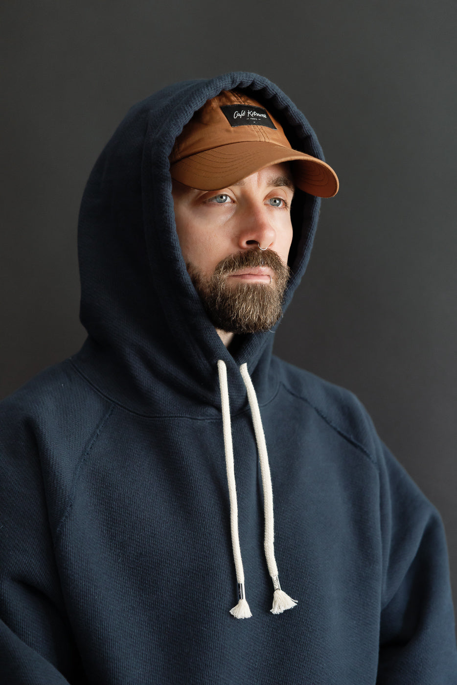 Close-up front view of a male model, 5'9